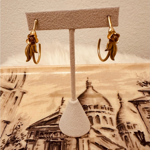 Elegant Vintage Gold-tone Floral Hoop Earrings - Picture 2 of 4